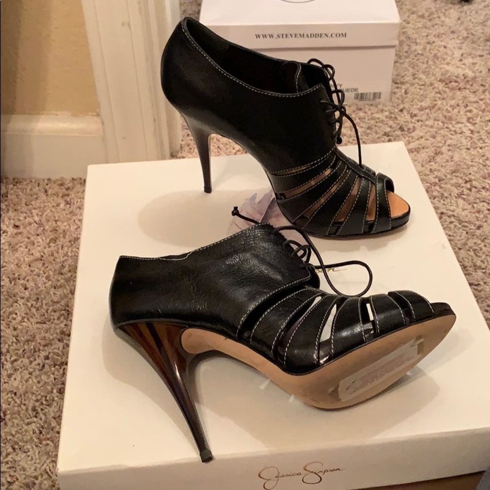 Never worn heels 👠 1 small defect in pic